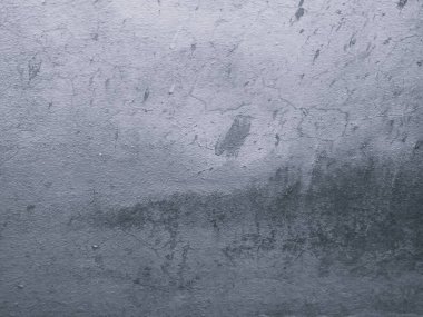 Arka planda lekeler ve küflü beton duvarlar..