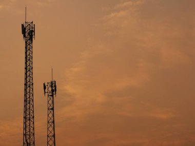 İki Telekom cep telefonu veya telekomünikasyon direği mavi gökyüzü arkaplanı, arka plan kullanımı için telekom kulesi.