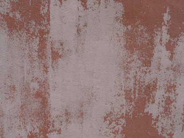 Arka planda lekeler ve küflü beton duvarlar..