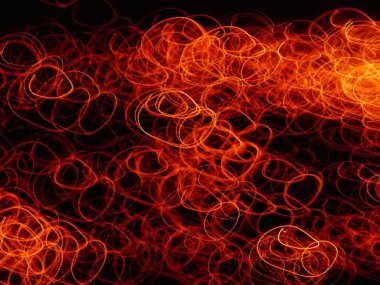 Siyah arka planda kıvılcımlar saçan alevler. Yüksek hızda ateş ederek..