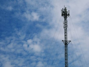 Telefon kuleleri hava karardığında sinyal yaymak için kullanılıyor..