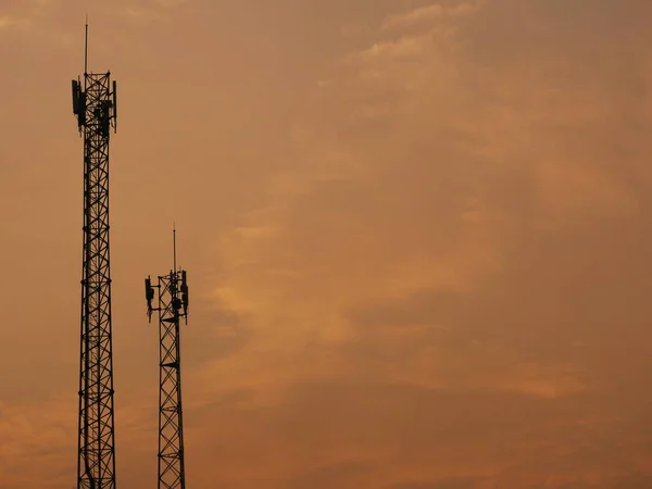 Deux Pylônes Téléphonie Cellulaire Télécommunication Telecom Avec Fond Bleu Ciel — Photo