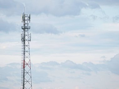 Telefon kuleleri kırsal kesimde sinyal yaymak için kullanılıyor..