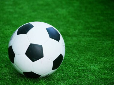 Futbol topu suni sahaya konur..