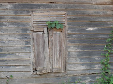 Kırık eski pencereler uzun zamandır kullanılmıyor.