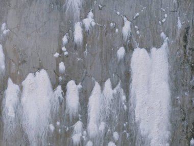 Taş duvarın doğal bir deseni var..