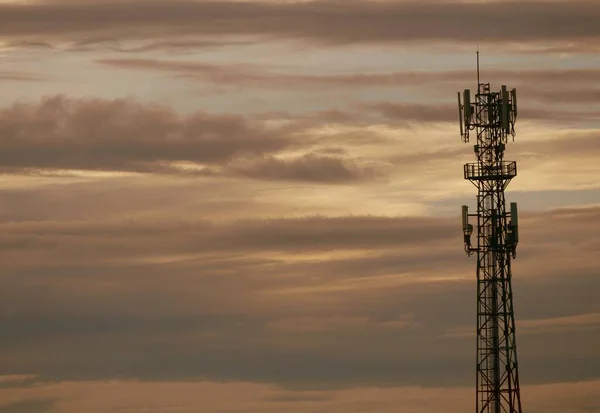 Tours Téléphoniques Utilisées Pour Diffuser Des Signaux Crépuscule — Photo