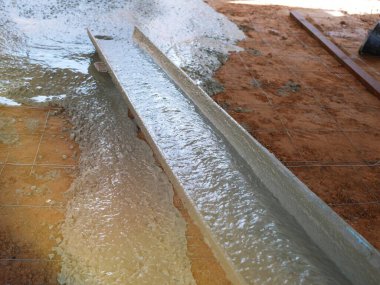 Bitmiş çimentoyu orta alana dökün.