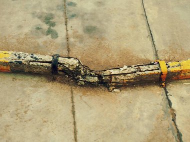 Çelik çerçeveye bakan beton kolon kırılmış..