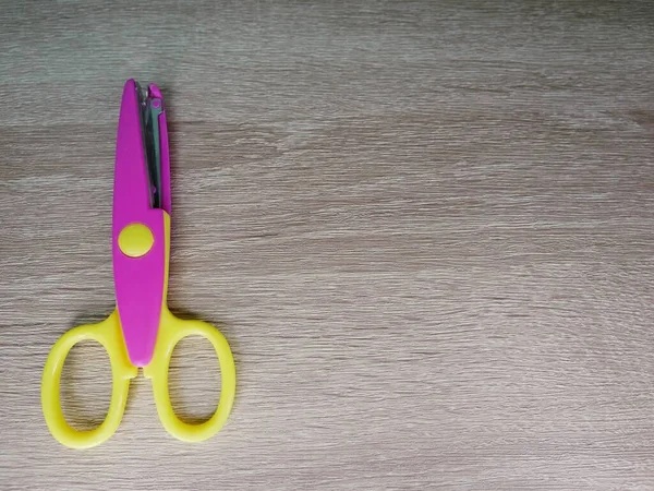 Nożyczki Papieru Falistego Dla Dzieci Stosowania Różnych Wynalazkach — Zdjęcie stockowe
