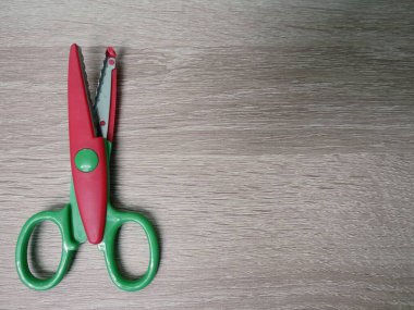 Çeşitli icatlarda kullanmak için çocukların dalga desenli kağıt makasları..