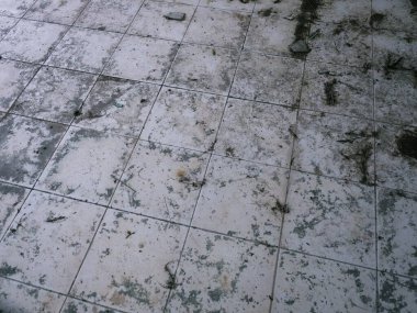 Yoğun kirlenmiş döşeme temizlenmemiş..