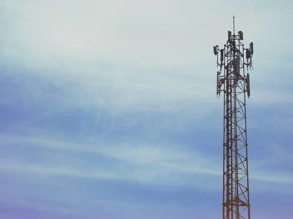 Телефонна Вежа Білими Хмарами Задньому Плані — стокове фото