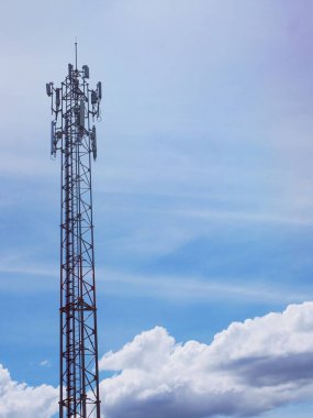 Telefon kulesi. Arkasında beyaz bulutlar var..