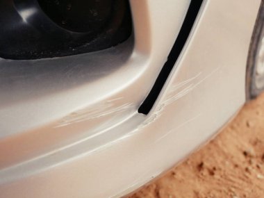 Ön tampondaki bir kazadan sonra arabadaki çizikler....