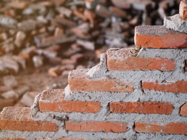 Bir tuğla duvar inşa ediliyor..