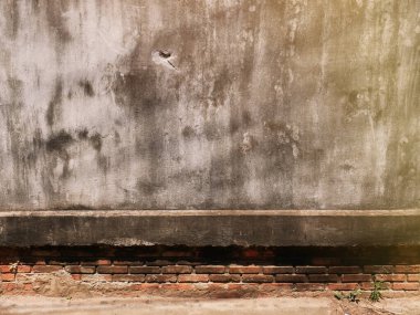 Eski beton duvar yıpranmış, yüzeyi çizilmiş, yüzeyi çizilmiş ve hasar görmüştü. Esrarengiz eski-muhafazakar bir arka plan için.