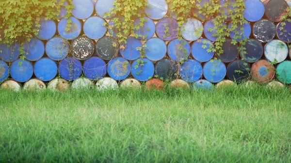 Alte Öltanks Werden Zum Recycling Übereinander Gestapelt — Stockfoto