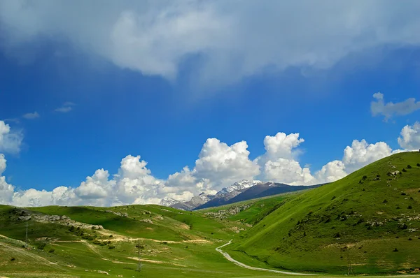 Tepeler ve dağlar Khaidarkan town yakınındaki — Stok fotoğraf