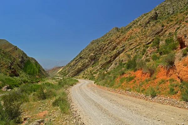 Röd klippiga bergen nära Tamasha town — Stockfoto