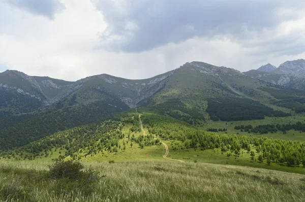 Tepeler ve dağlar — Stok fotoğraf