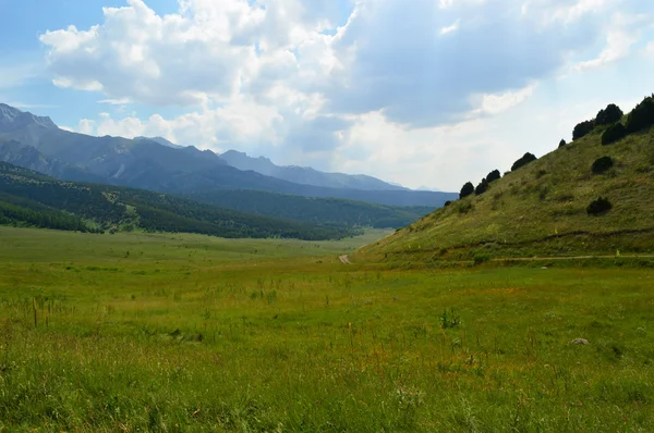 Tepeler ve dağlar — Stok fotoğraf