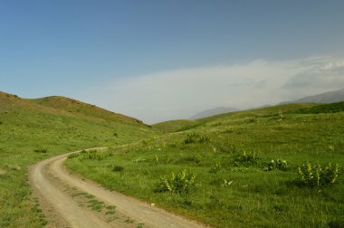 Dağlarda yol