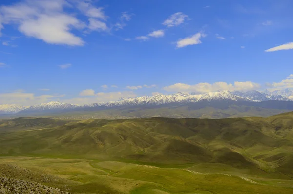 Tepeler ve dağlar — Stok fotoğraf