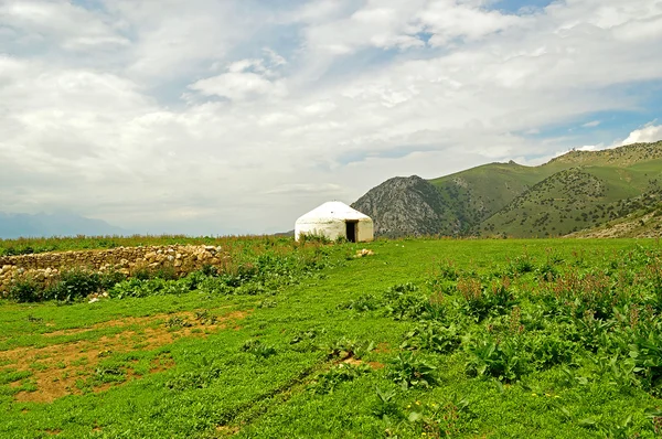 Gamla cement yurt i dalen — Stockfoto