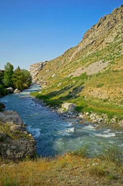 Dağlardaki nehir