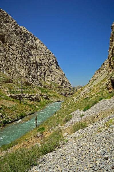 Dağlardaki nehir — Stok fotoğraf