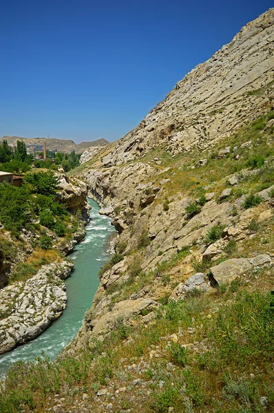 Dağlardaki nehir — Stok fotoğraf