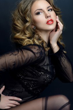 Sarı dalgalı saçları ile seksi kız