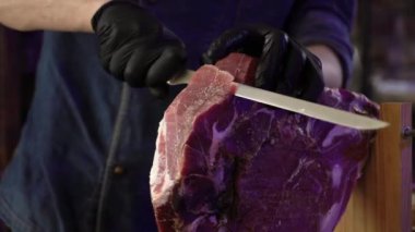 Aşçı mutfakta et keser. Lezzetli biftek, domuz eti, prosciutto Doğal organik