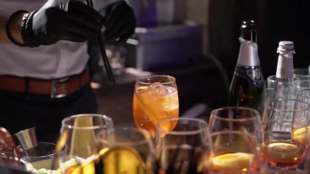 MOSCOW, RUSSIA - sierpień 1, 2020: Barman mieszający koktajl aperol spritz w szkle — Wideo stockowe