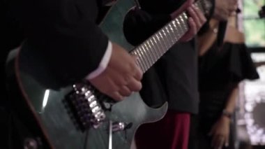 MOSCOW, RUSSIA - 1 AĞUSTOS 2020: Gitarist adam konserde gitar çalıyor