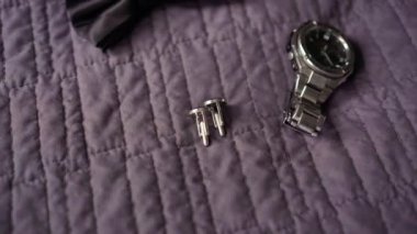 MOSCOW - 1 AĞUSTOS 2020: G-Shock adamın saati, papyon ve kol düğmeleri