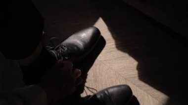 Gençler ayakkabıları giyer. Damat düğün ya da etkinlik için giyinir.