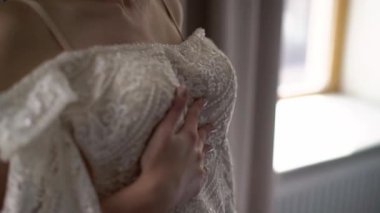 Gelin gelinliği giyiyor, giyiniyor tören için giyiniyor, beyaz.