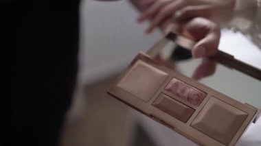 MOSCOW, Rusya - 1 AĞUSTOS 2020: Gelin için düğün günü pudra fırçasıyla makyaj.