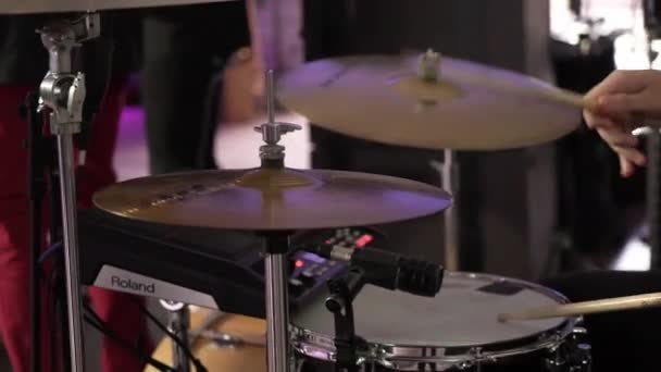 MOSCOW, RUSSIA - 1 ΑΥΓΟΥΣΤΟΥ 2020: Drummer man παίζοντας κρουστά τύμπανα σε συναυλία — Αρχείο Βίντεο