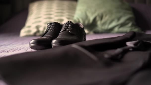 Férfi öltöny - fekete klasszikus kabát, csokornyakkendő, mandzsettagombok és óra — Stock videók