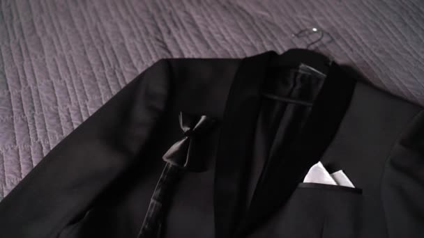 Traje de hombre - chaqueta clásica negra, pajaritas, gemelos y reloj — Vídeos de Stock