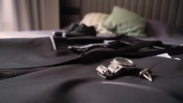 Traje de hombre - chaqueta clásica negra, pajaritas, gemelos y reloj — Vídeos de Stock