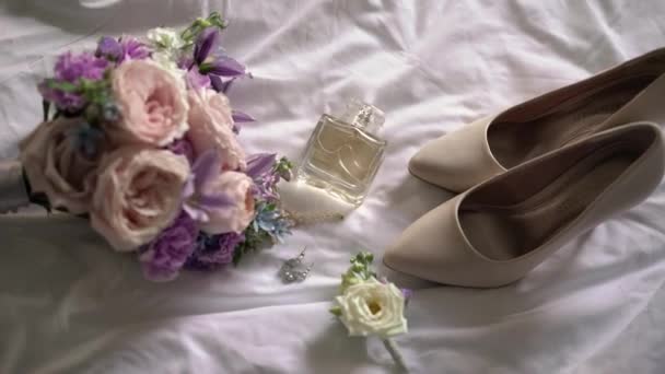MOSCOW - 1 Αυγούστου 2020: Νυφικό μπουκέτο λουλουδιών, παπουτσιών γάμου και αρώματος — Αρχείο Βίντεο