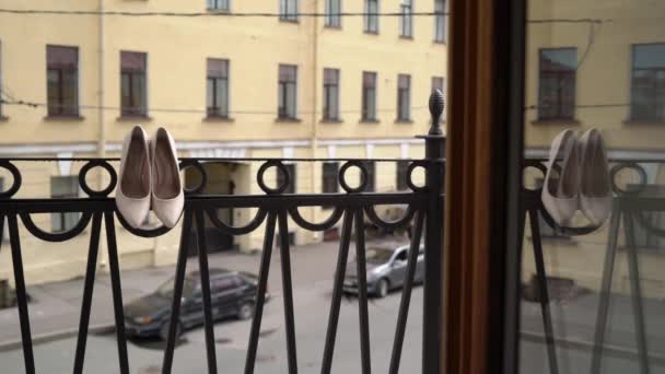 MOSCOW, Rusya - 1 Ağustos 2020: balkon terasında kadın ayakkabıları. Gelin düğünü. — Stok video