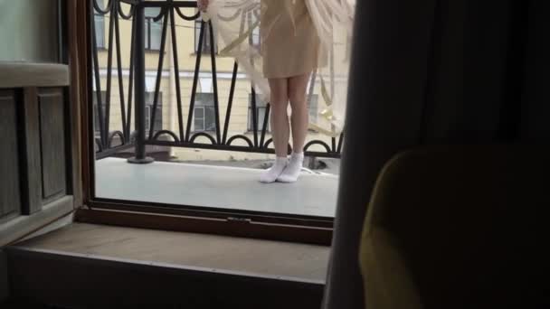 Молодая женщина в халате в нижнем белье позирует на балконе. Свадебное утро — стоковое видео