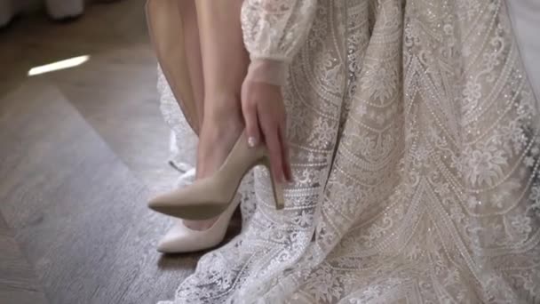 La novia se puso zapatos de boda. Calzado de novia, vestidor de la mañana — Vídeos de Stock