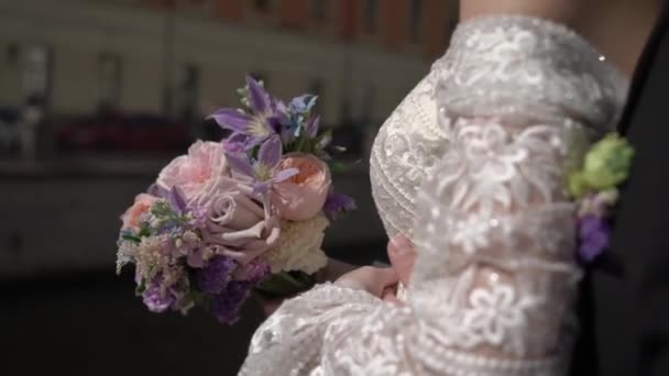 Mariée et marié marchant dans une rue de la ville le jour d'été Mariage