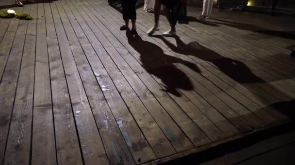 Folk dansar på en fest ute på terrassen, disco på en nattklubb — Stockvideo